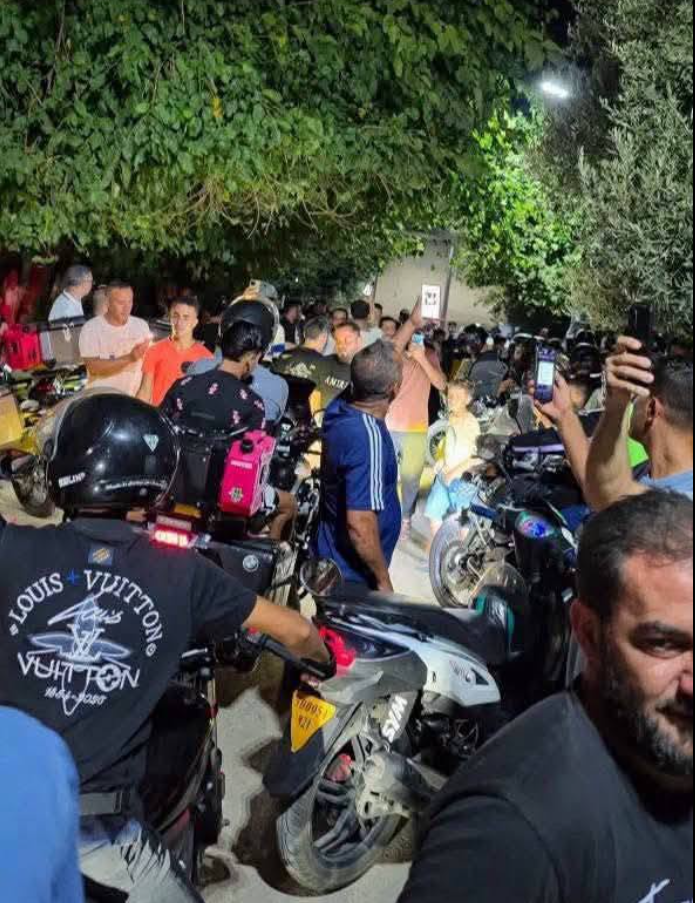 الاحتفال من أمام منزل العروس الاحتفال من أمام منزل العروس